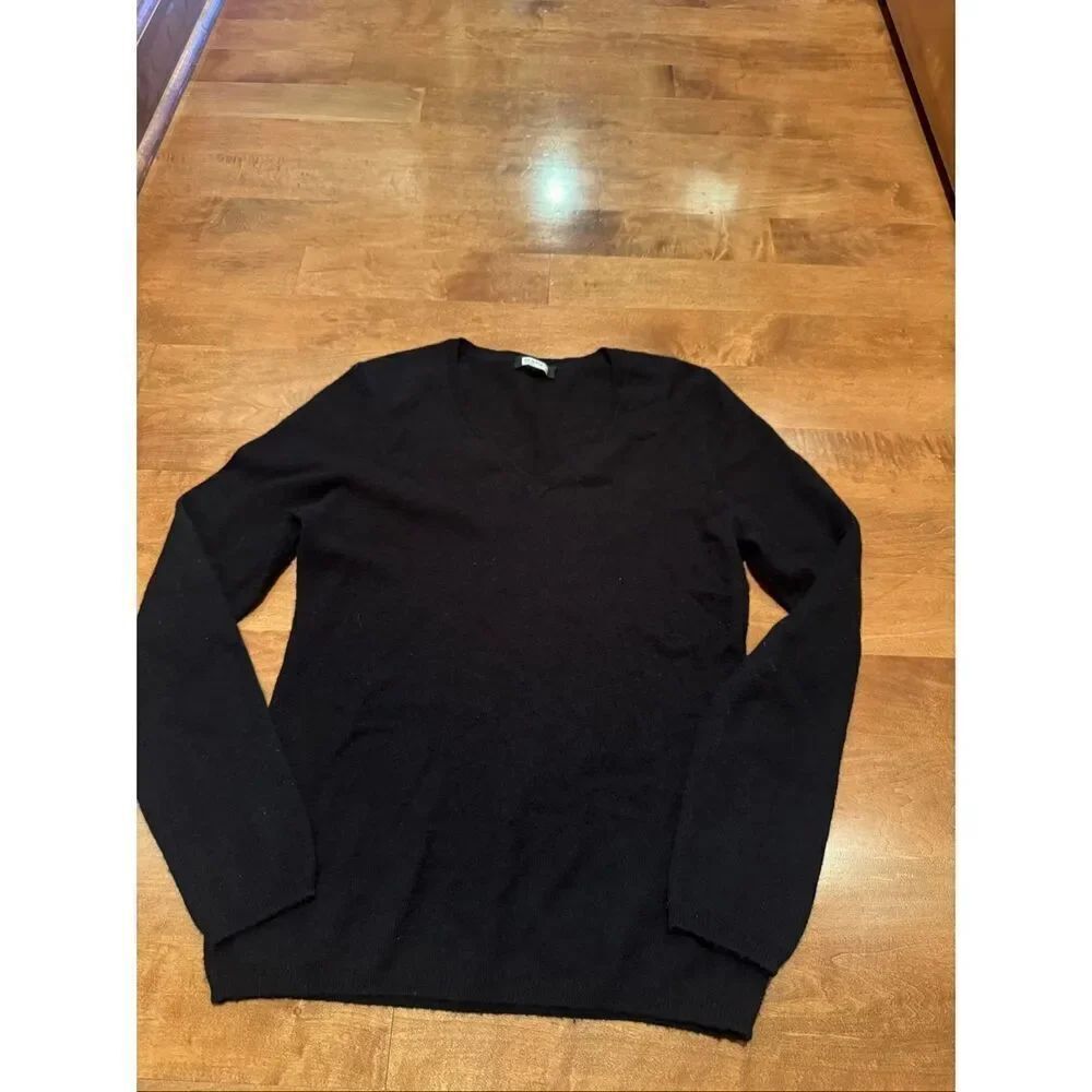 Woman’s 100% cashmere sweater size medium